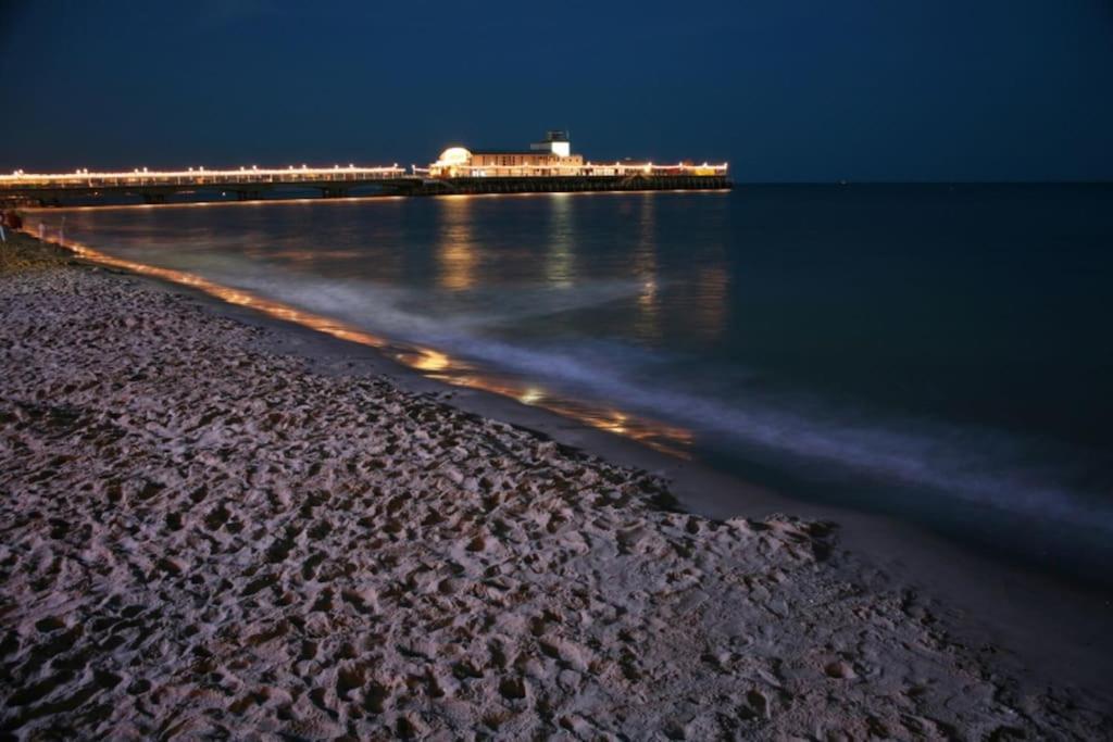 בורנמות' Bournecoast - Stylish Flat With Balcony - Sea Glimpses - 10 Min Walk To Beach - Parking - Wifi - Fm8405 מראה חיצוני תמונה