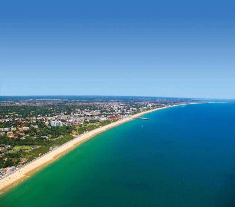 בורנמות' Bournecoast - Stylish Flat With Balcony - Sea Glimpses - 10 Min Walk To Beach - Parking - Wifi - Fm8405 מראה חיצוני תמונה