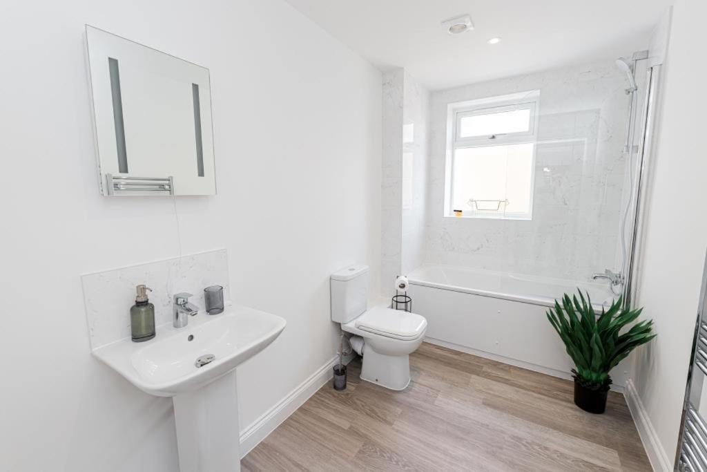 בורנמות' Bournecoast - Stylish Flat With Balcony - Sea Glimpses - 10 Min Walk To Beach - Parking - Wifi - Fm8405 מראה חיצוני תמונה
