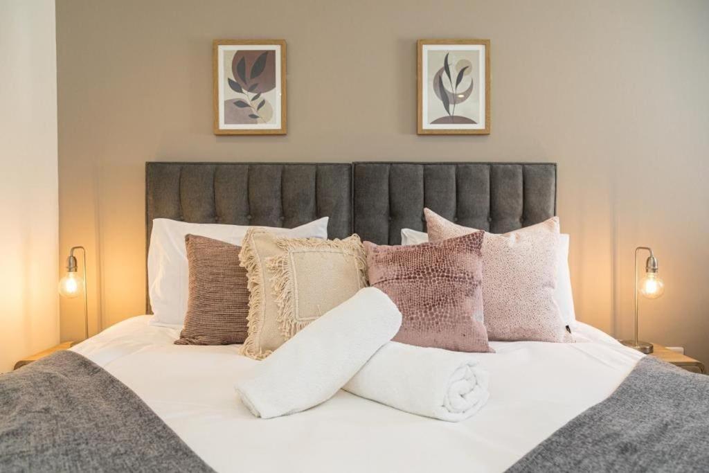בורנמות' Bournecoast - Stylish Flat With Balcony - Sea Glimpses - 10 Min Walk To Beach - Parking - Wifi - Fm8405 מראה חיצוני תמונה