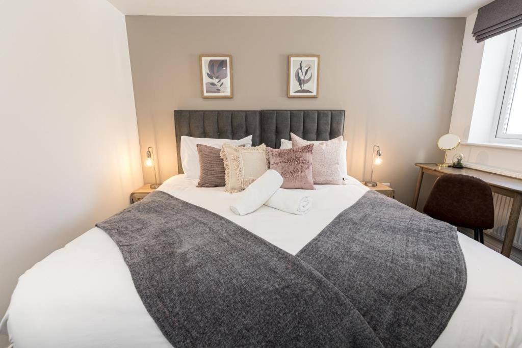 בורנמות' Bournecoast - Stylish Flat With Balcony - Sea Glimpses - 10 Min Walk To Beach - Parking - Wifi - Fm8405 מראה חיצוני תמונה