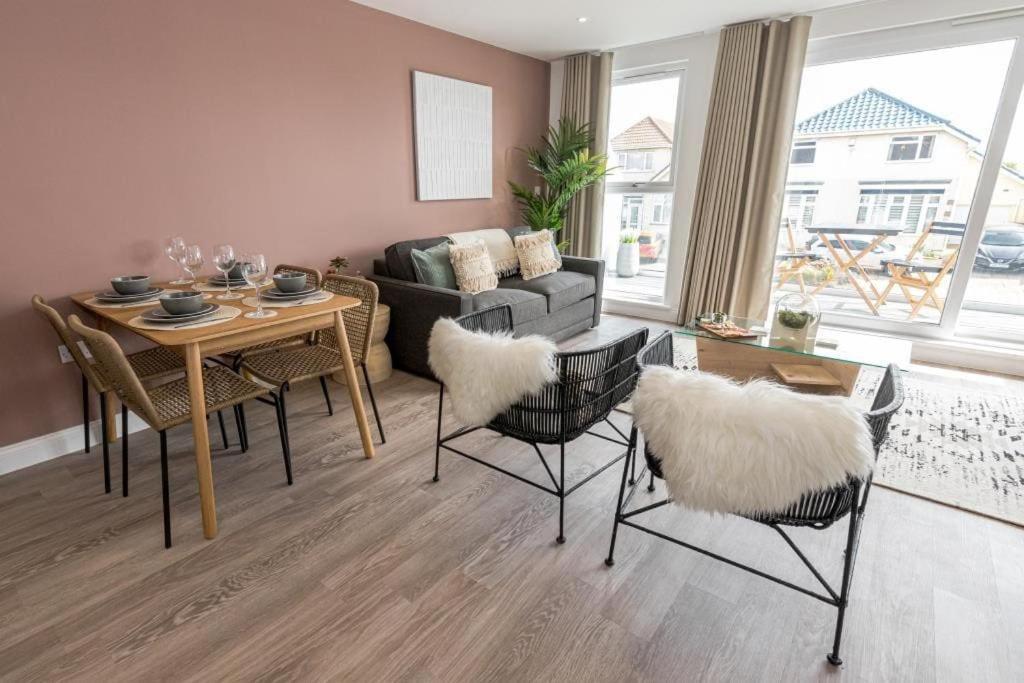 בורנמות' Bournecoast - Stylish Flat With Balcony - Sea Glimpses - 10 Min Walk To Beach - Parking - Wifi - Fm8405 מראה חיצוני תמונה