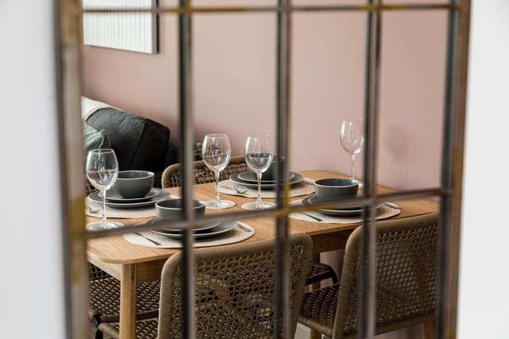 בורנמות' Bournecoast - Stylish Flat With Balcony - Sea Glimpses - 10 Min Walk To Beach - Parking - Wifi - Fm8405 מראה חיצוני תמונה