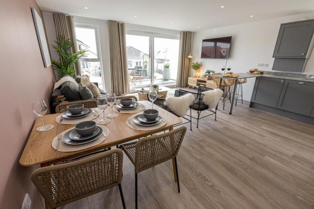 בורנמות' Bournecoast - Stylish Flat With Balcony - Sea Glimpses - 10 Min Walk To Beach - Parking - Wifi - Fm8405 מראה חיצוני תמונה