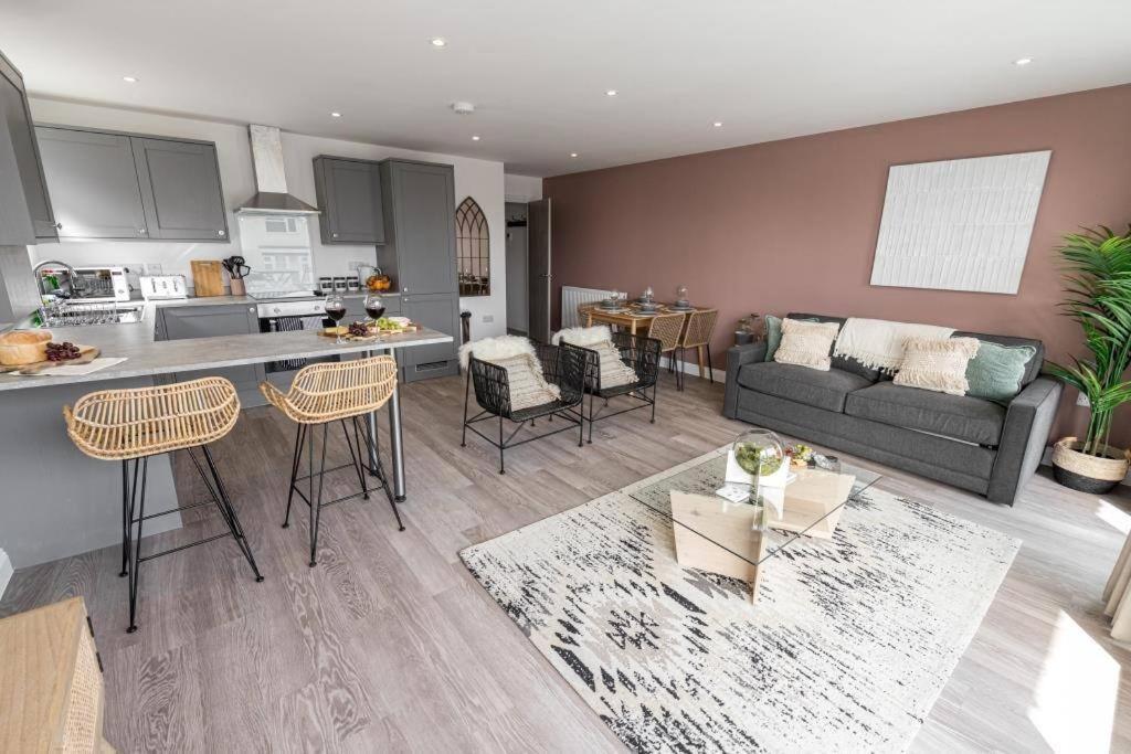 בורנמות' Bournecoast - Stylish Flat With Balcony - Sea Glimpses - 10 Min Walk To Beach - Parking - Wifi - Fm8405 מראה חיצוני תמונה